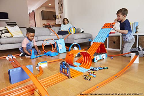 Toy Car Track Set with 2 Cars in 1:64 Scale Q44031